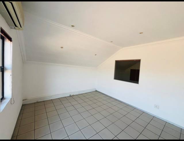 92M² OFFICE TO LET IN FOURWAYS
